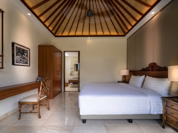 Villa Kailasha - Guest bedroom with king bed